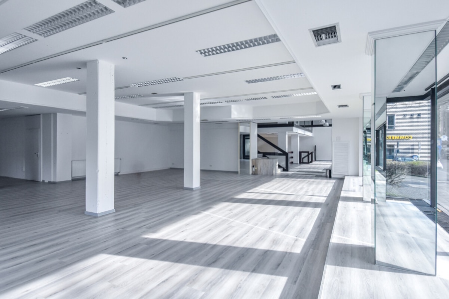 Hauptfläche EG - Repräsentatives Büro mit großer Fensterfront, Split-Level und vielfältigen Nutzungsmöglichkeiten.