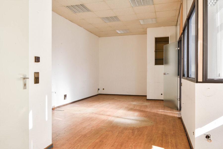 Bürobereich EG - Lager! Werkstatt! Praxis! Büro! Ladenlokal! Hier ist alles möglich. Zentral. Ca. 353m². Teilbar.