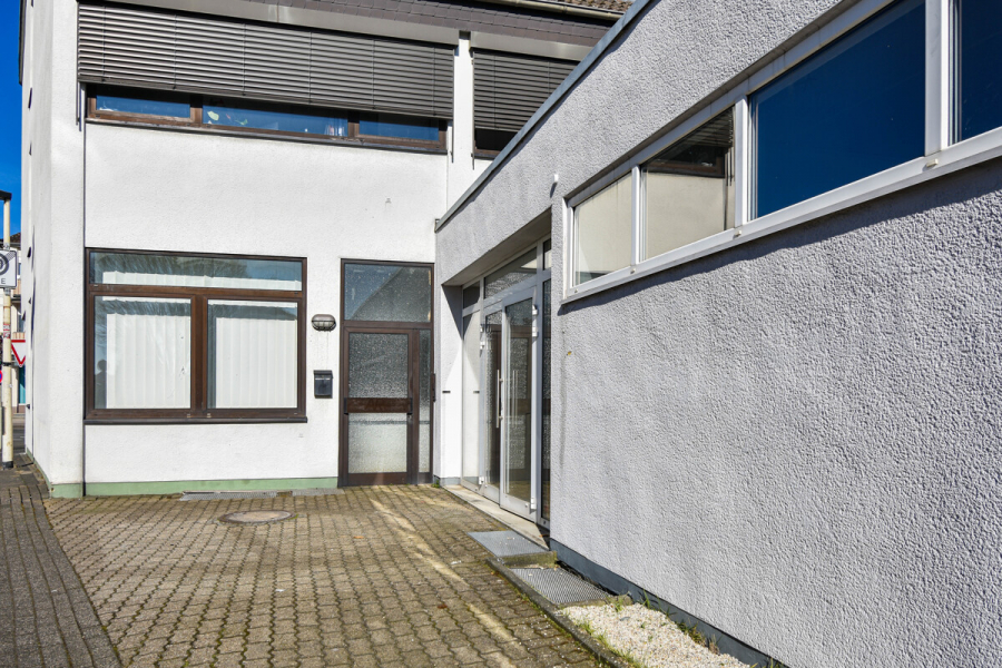 Eingang - Lager! Werkstatt! Praxis! Büro! Ladenlokal! Hier ist alles möglich. Zentral. Ca. 353m². Teilbar.