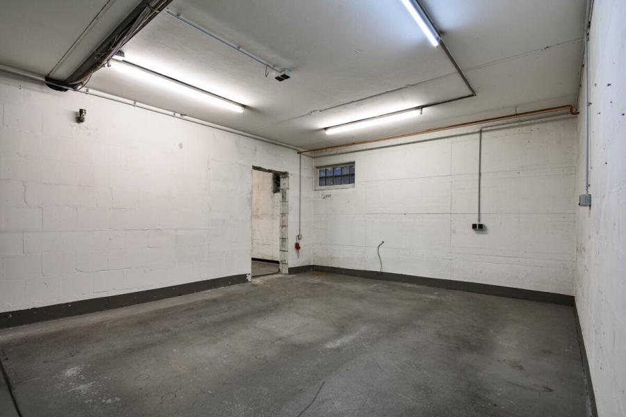 Raum 2 Untergeschoss - Lager! Werkstatt! Praxis! Büro! Ladenlokal! Hier ist alles möglich. Zentral. Ca. 353m². Teilbar.