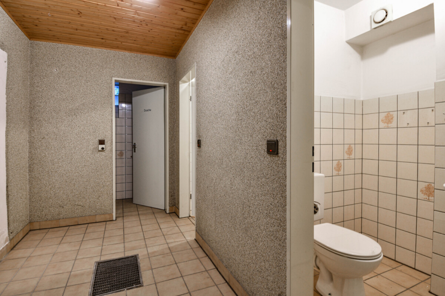 WC - Lager! Werkstatt! Praxis! Büro! Ladenlokal! Hier ist alles möglich. Zentral. Ca. 353m². Teilbar.