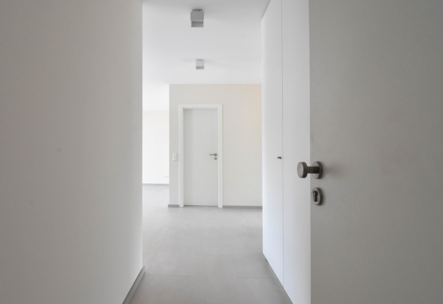 Eingang mit Einbauschrank - Außergewöhnlich schöne und hochwertig ausgestattete 2-Zimmer-Wohnung mit 60m² im Herzen von Haan.