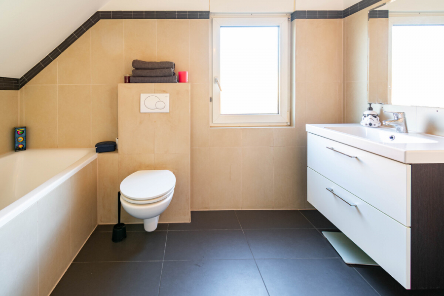 OG Bad - Charakter, Charme und Raum für Ideen – Einfamilienhaus mit Fachwerk-Seele