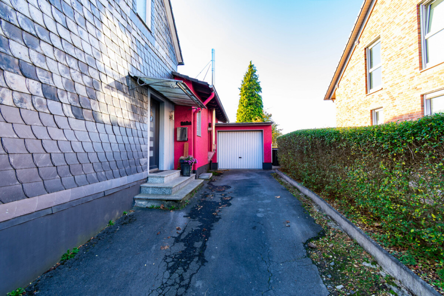 Zuwegung und Garage - Charakter, Charme und Raum für Ideen – Einfamilienhaus mit Fachwerk-Seele