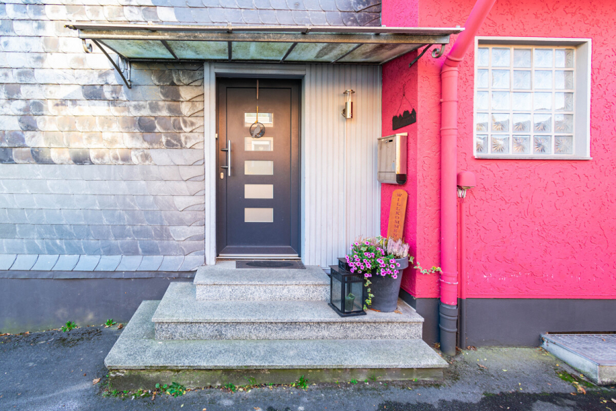 Hauseingang - Charakter, Charme und Raum für Ideen – Einfamilienhaus mit Fachwerk-Seele