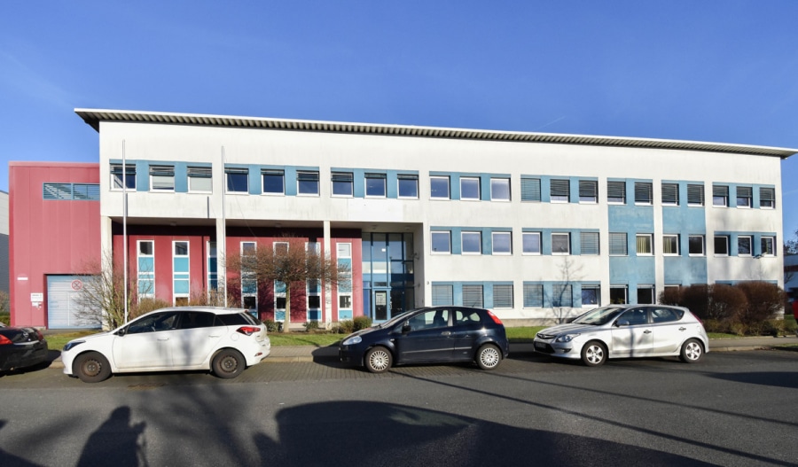 Vorderansicht 1 - Büroflächen im Erdgeschoss. 312m². Flexibel. Perfekte Anbindung in Leverkusen Manfort.