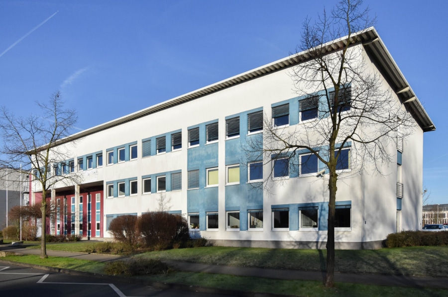 Vorderansicht 2 - Büroflächen im Erdgeschoss. 312m². Flexibel. Perfekte Anbindung in Leverkusen Manfort.