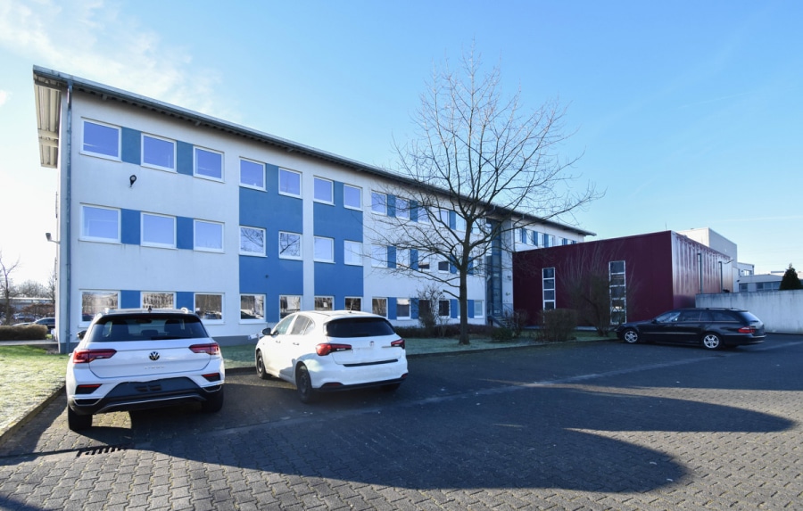 Rückansicht_Parkplatz - Büroflächen im Erdgeschoss. 312m². Flexibel. Perfekte Anbindung in Leverkusen Manfort.