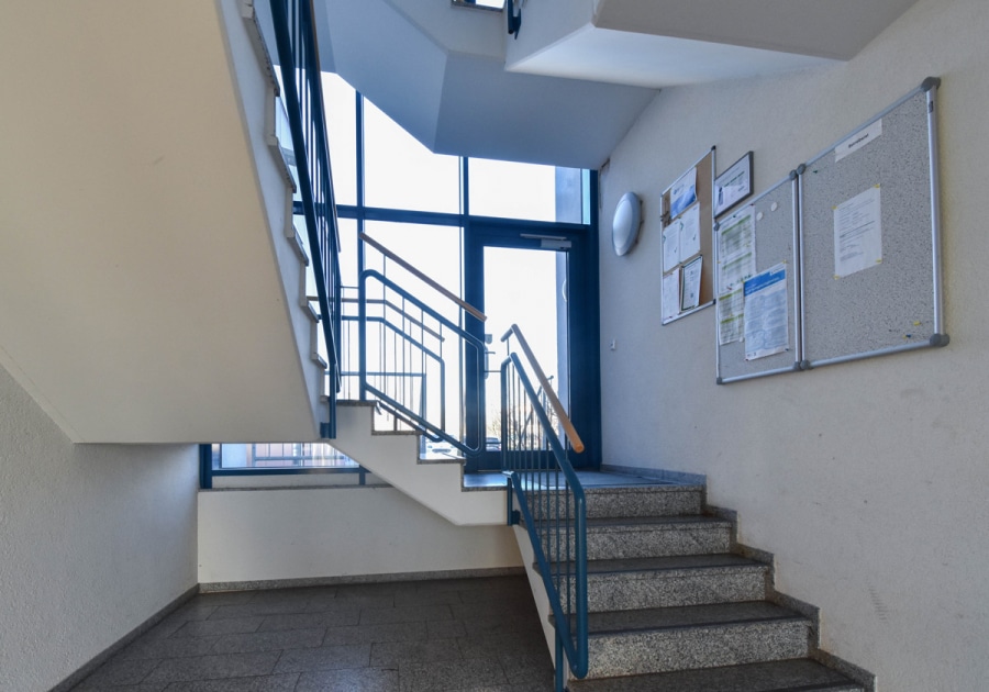 Treppenhaus mit Hintereingang - Büroflächen im Erdgeschoss. 312m². Flexibel. Perfekte Anbindung in Leverkusen Manfort.