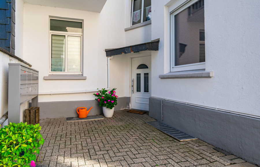 Hauseingang - Solide Erdgeschossgewohnung. Zwei Zimmer. Solingen Mitte.