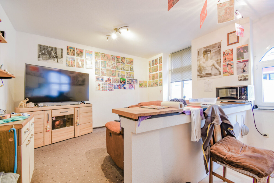 Wohnzimmer - Solide Erdgeschossgewohnung. Zwei Zimmer. Solingen Mitte.