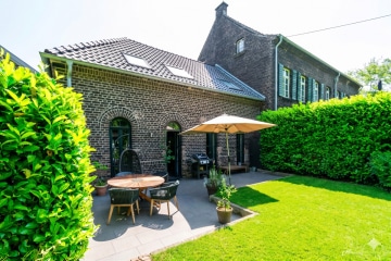 Exklusives Wohnen in historischer, denkmalgeschützter Hofanlage auf zwei Etagen., 50997 Köln, Maisonettewohnung