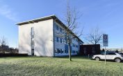 Großzügiger Bürokomplex mit Lagerflächen auf drei Etagen in Leverkusen Manfort. - Seitenansicht_Parkplatz