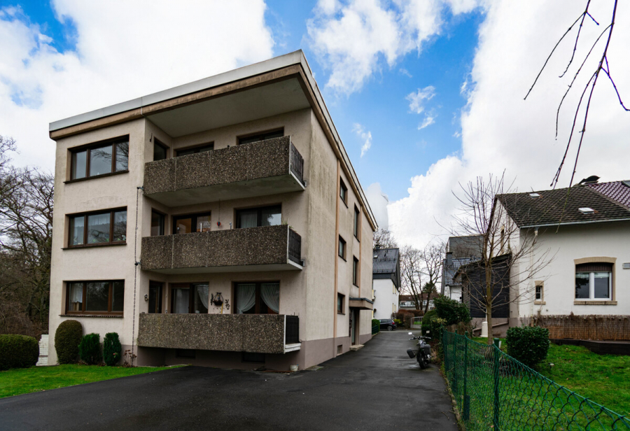 Rückwärtige Ansicht - Aufderhöhe. 125m² Fläche. Charmante Wohnung mit vielseitigem Untergeschoss, Balkon und Garage.
