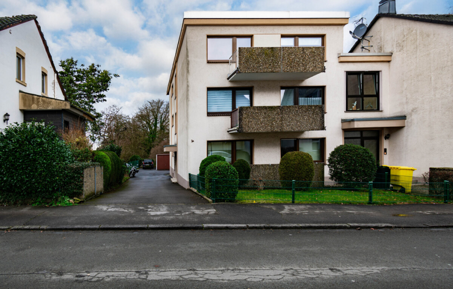 Frontansicht - Aufderhöhe. 125m² Fläche. Charmante Wohnung mit vielseitigem Untergeschoss, Balkon und Garage.