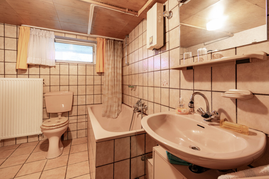 UG, Bad - Aufderhöhe. 125m² Fläche. Charmante Wohnung mit vielseitigem Untergeschoss, Balkon und Garage.