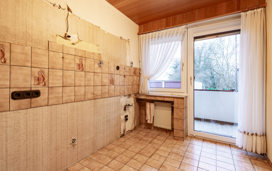 EG Küche - Aufderhöhe. 125m² Fläche. Charmante Wohnung mit vielseitigem Untergeschoss, Balkon und Garage.