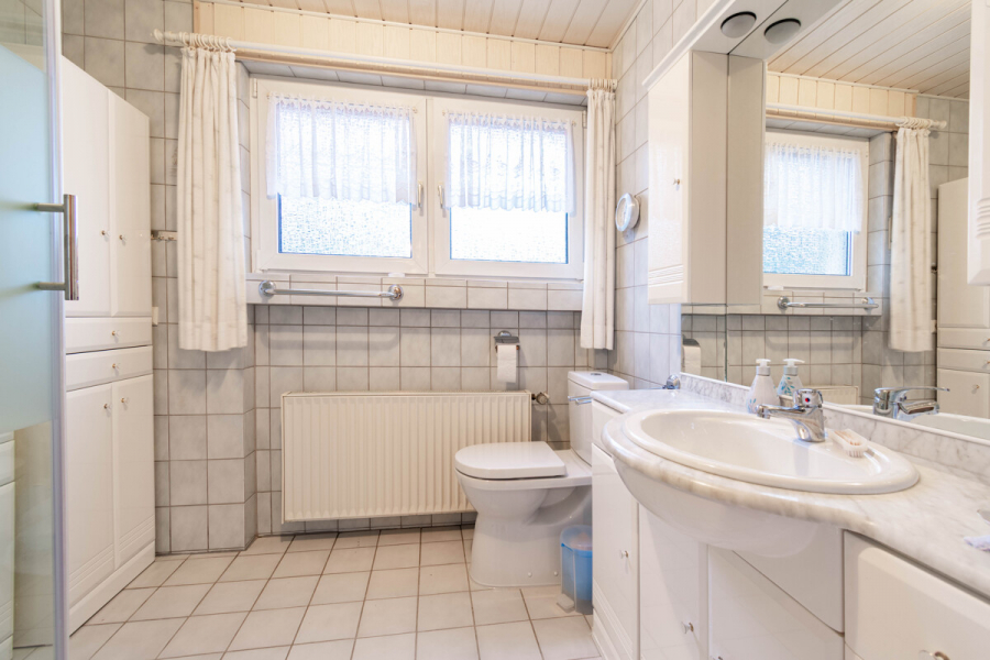 EG Bad - Aufderhöhe. 125m² Fläche. Charmante Wohnung mit vielseitigem Untergeschoss, Balkon und Garage.