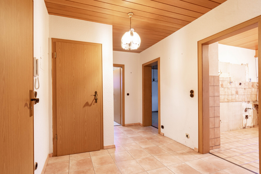 EG Diele - Aufderhöhe. 125m² Fläche. Charmante Wohnung mit vielseitigem Untergeschoss, Balkon und Garage.