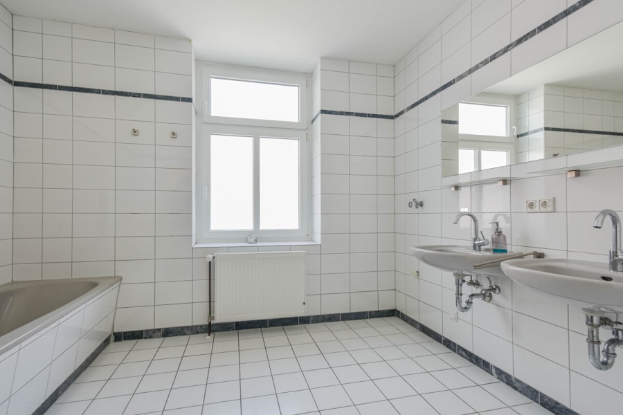 Helle Drei-Zimmerwohnung mit Balkon im 1. OG. Solingen Mitte. - Photo 1