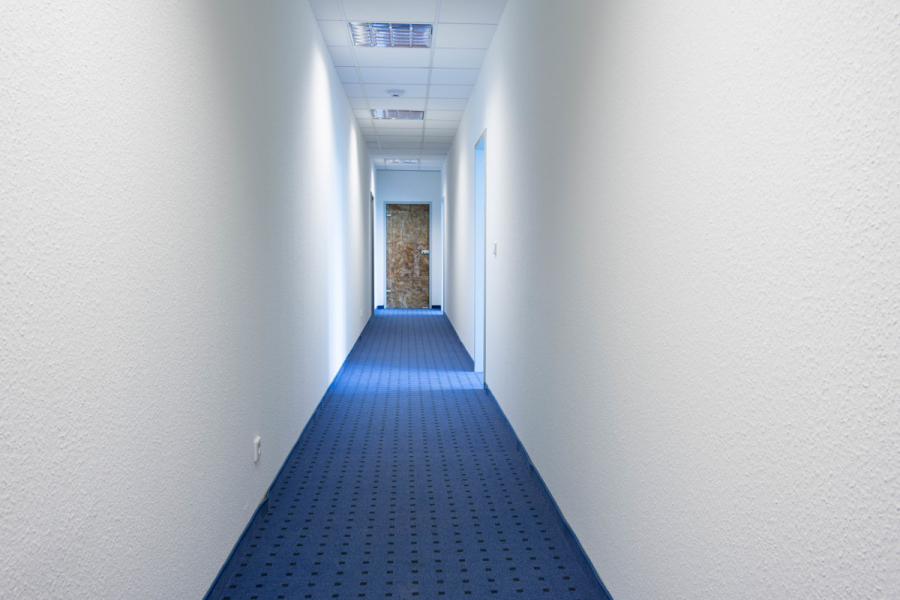 Flur zum hinteren Bereich - Ihr neues Büro mit 370m² im Düsseldorfer Süden! Perfekt gelegen, individuell gestaltbar, im 1.OG.