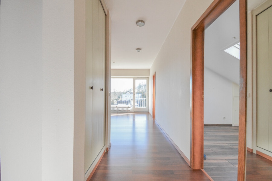 Flur - 2 Balkone mit Blick ins Grüne: Helle 3-Zimmer-Wohnung in Solingen-Höhscheid.