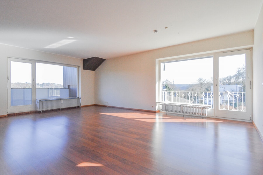 Wohnen - 2 Balkone mit Blick ins Grüne: Helle 3-Zimmer-Wohnung in Solingen-Höhscheid.