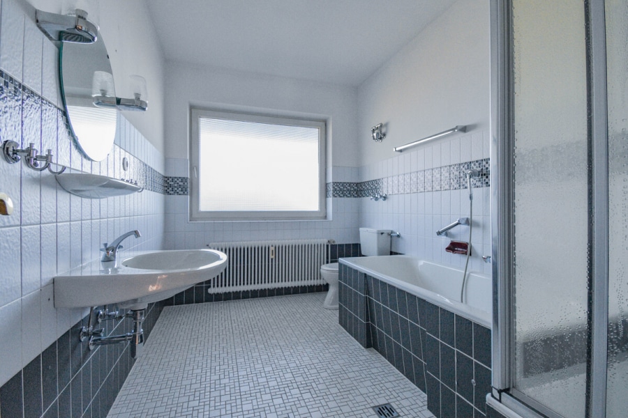 Bad - 2 Balkone mit Blick ins Grüne: Helle 3-Zimmer-Wohnung in Solingen-Höhscheid.