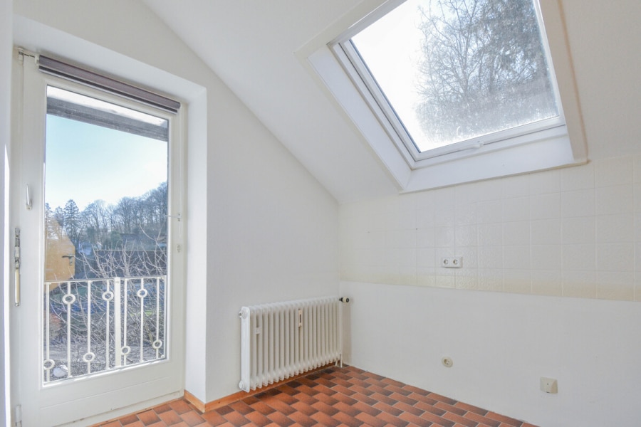 Küche - 2 Balkone mit Blick ins Grüne: Helle 3-Zimmer-Wohnung in Solingen-Höhscheid.