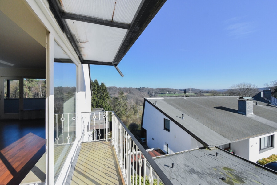 Balkon - 2 Balkone mit Blick ins Grüne: Helle 3-Zimmer-Wohnung in Solingen-Höhscheid.