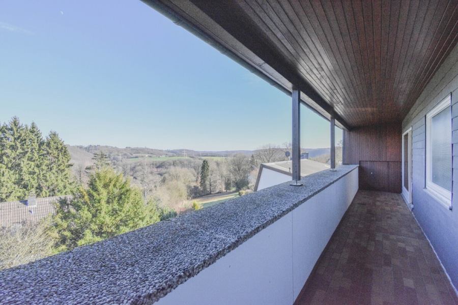 Balkon - 2 Balkone mit Blick ins Grüne: Helle 3-Zimmer-Wohnung in Solingen-Höhscheid.