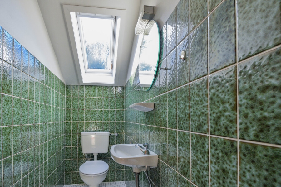 Gäste-WC - 2 Balkone mit Blick ins Grüne: Helle 3-Zimmer-Wohnung in Solingen-Höhscheid.