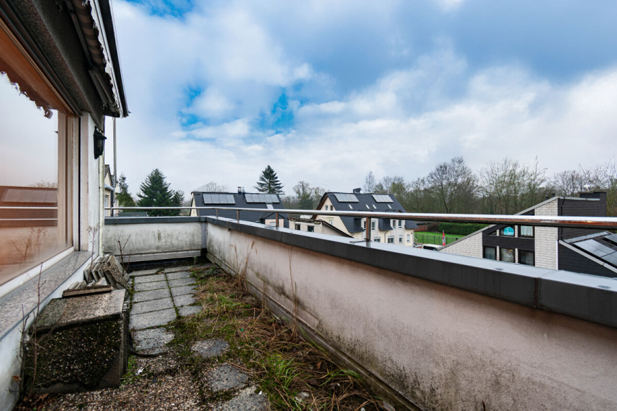 Balkon - Attraktive Dachgeschosswohnung mit Balkon, Garage und vielseitigem Potenzial