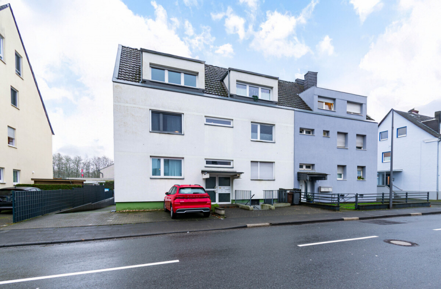 Seitliche Hausansicht - Attraktive Dachgeschosswohnung mit Balkon, Garage und vielseitigem Potenzial