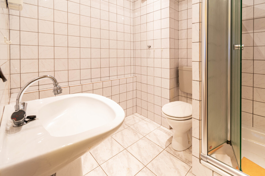 Bad - Attraktive Dachgeschosswohnung mit Balkon, Garage und vielseitigem Potenzial