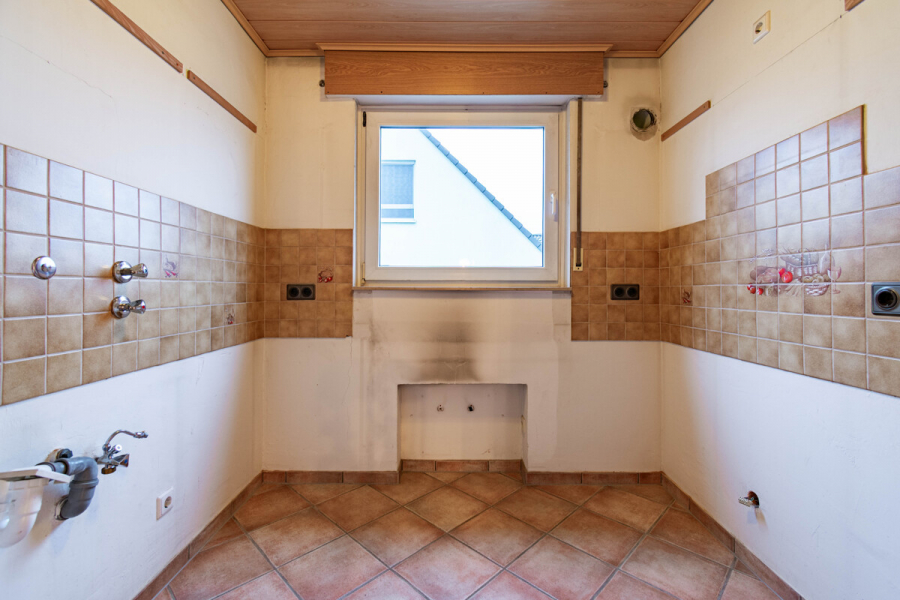 Kochen - Attraktive Dachgeschosswohnung mit Balkon, Garage und vielseitigem Potenzial