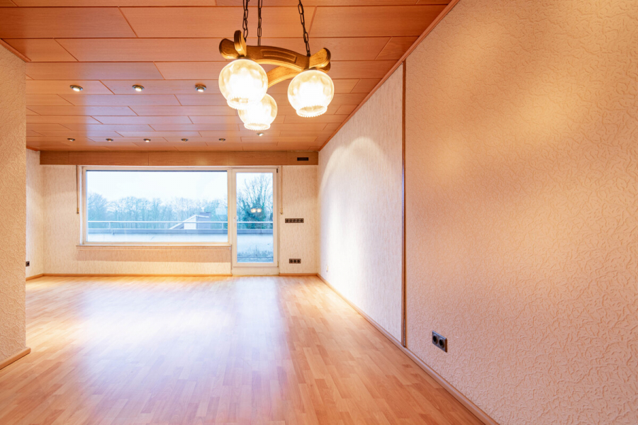 Wohnen/Essen - Attraktive Dachgeschosswohnung mit Balkon, Garage und vielseitigem Potenzial