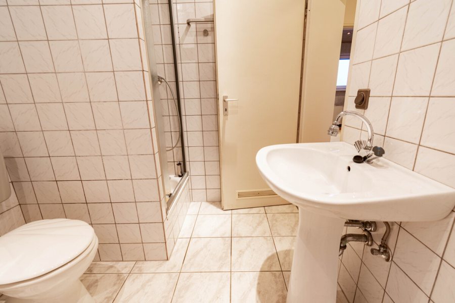 Bad - Attraktive Dachgeschosswohnung mit Balkon, Garage und vielseitigem Potenzial