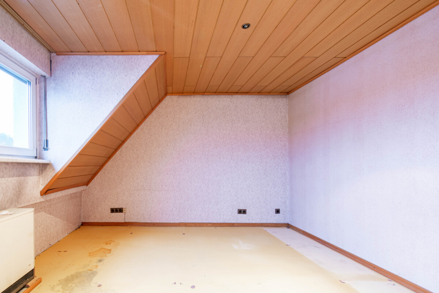 Schlafen 1 - Attraktive Dachgeschosswohnung mit Balkon, Garage und vielseitigem Potenzial