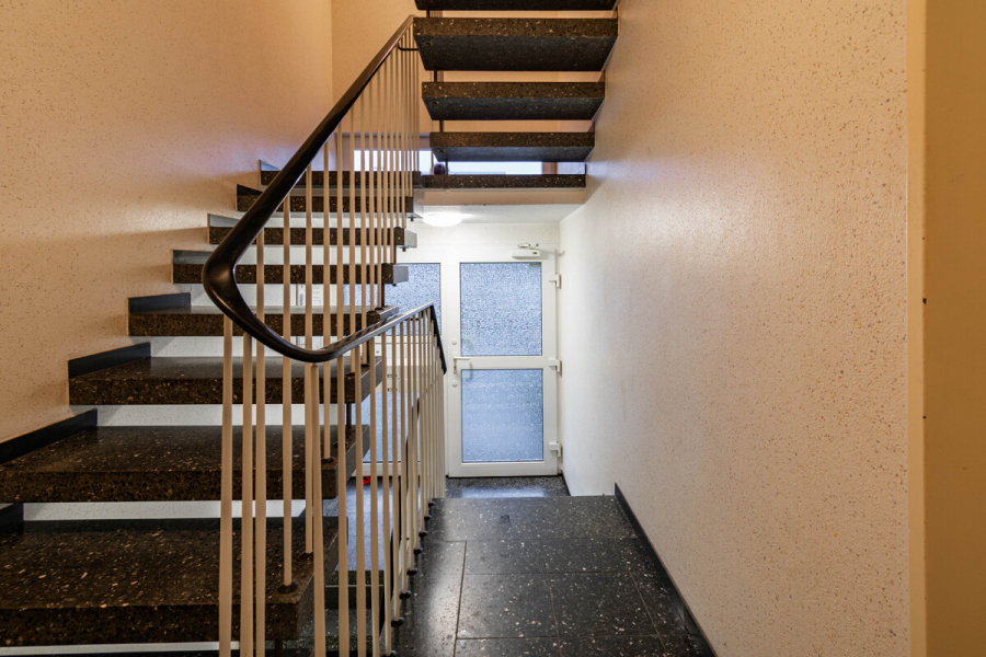 Treppenhaus - Attraktive Dachgeschosswohnung mit Balkon, Garage und vielseitigem Potenzial