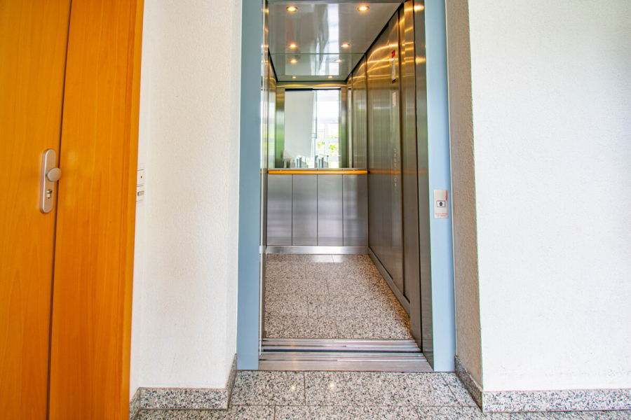 Aufzug - Hilden. Barrierearm. Exklusive Gartenwohnung mit hochwertiger Ausstattung und Tiefgaragenstellplatz.