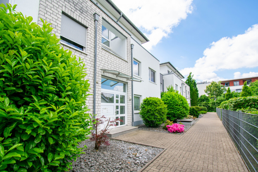 Hausansicht - Hilden. Barrierearm. Exklusive Gartenwohnung mit hochwertiger Ausstattung und Tiefgaragenstellplatz.