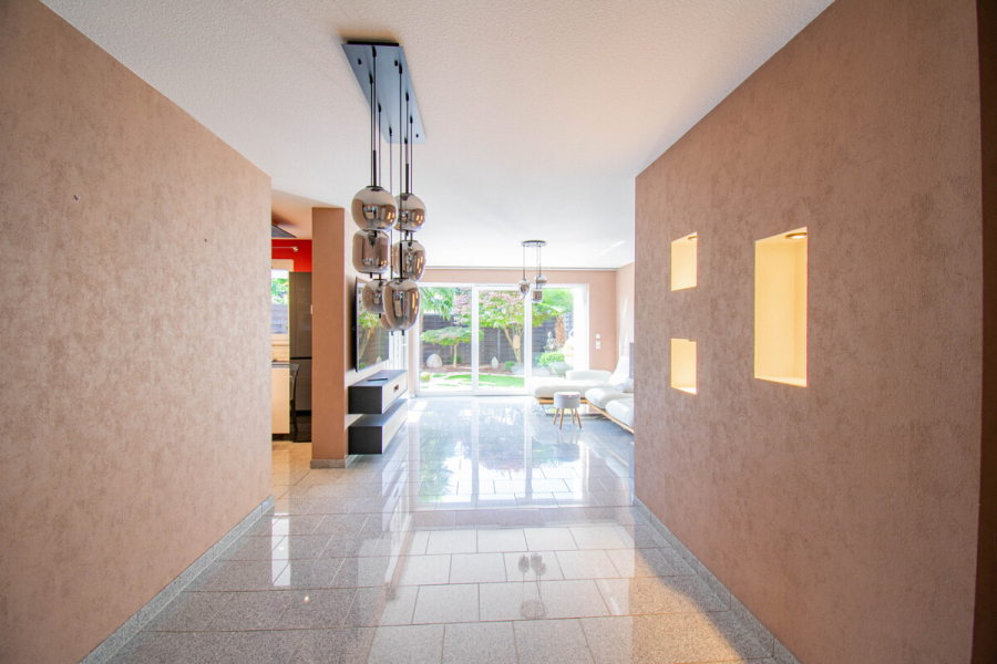 Blick Wohnraum - Hilden. Barrierearm. Exklusive Gartenwohnung mit hochwertiger Ausstattung und Tiefgaragenstellplatz.