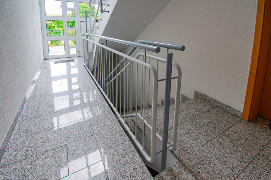 Hausflur - Hilden. Barrierearm. Exklusive Gartenwohnung mit hochwertiger Ausstattung und Tiefgaragenstellplatz.