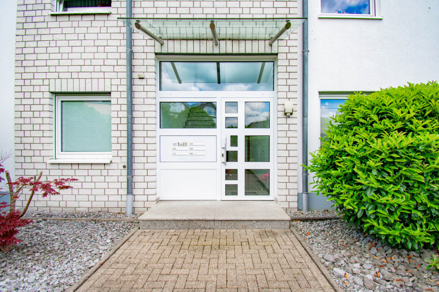 Hauseingang - Hilden. Barrierearm. Exklusive Gartenwohnung mit hochwertiger Ausstattung und Tiefgaragenstellplatz.