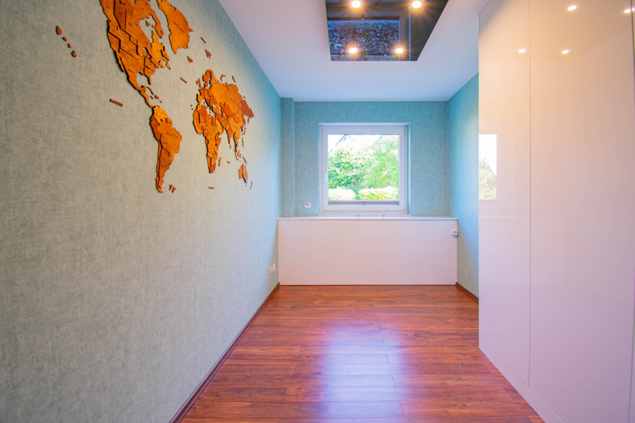 Zimmer 1 - Hilden. Barrierearm. Exklusive Gartenwohnung mit hochwertiger Ausstattung und Tiefgaragenstellplatz.