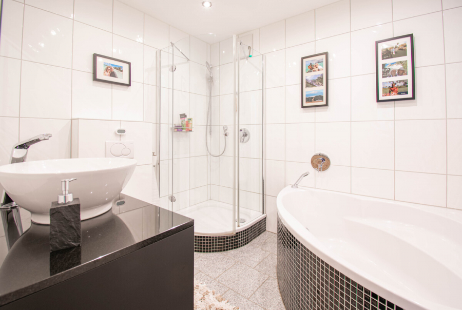 Badezimmer - Hilden. Barrierearm. Exklusive Gartenwohnung mit hochwertiger Ausstattung und Tiefgaragenstellplatz.