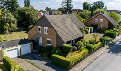 Freistehendes Einfamilienhaus mit vielseitigem Raumangebot, großem Grundstück, Kamin und Garage., 40724 Hilden, Einfamilienhaus