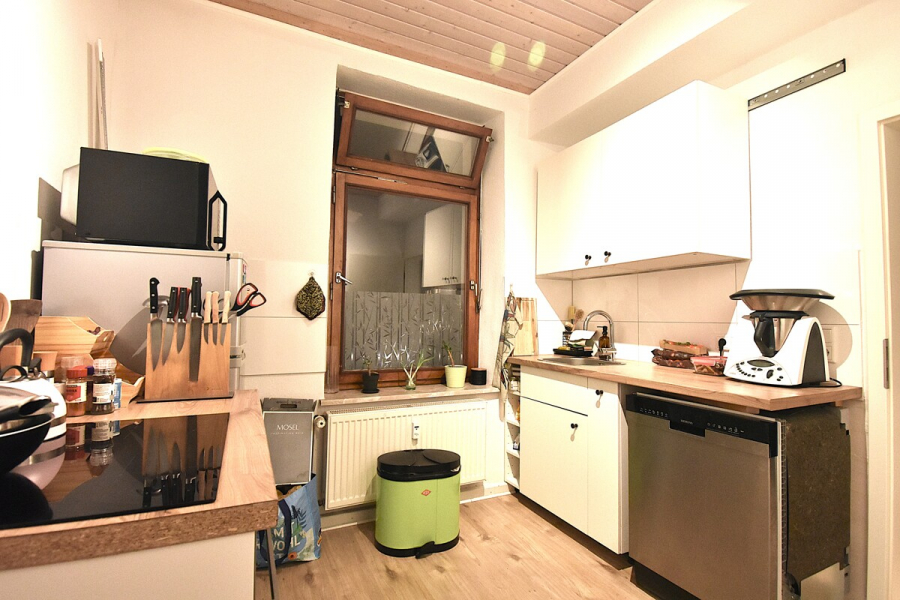 Küche 2 - Vier-Zimmer-Wohnung plus Büro mit 2. Bad in guter Lage am Rande von Ohligs.