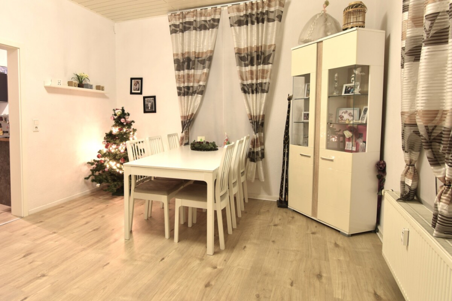 Essbereich - Vier-Zimmer-Wohnung plus Büro mit 2. Bad in guter Lage am Rande von Ohligs.